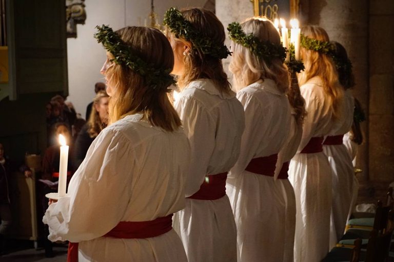 Hoe het Lucia-festival in Visby op Gotland wordt gevierd