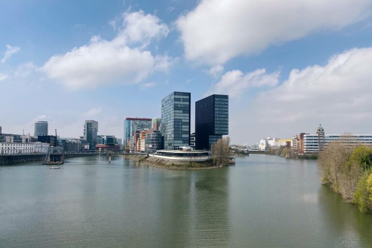 Düsseldorf in het voorjaar, een wiel, de Rijn